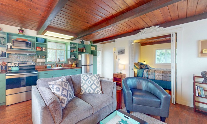 Winchester Bay Apartment | Pet-Friendly Retreat with Kitchen & Oceanfront Views