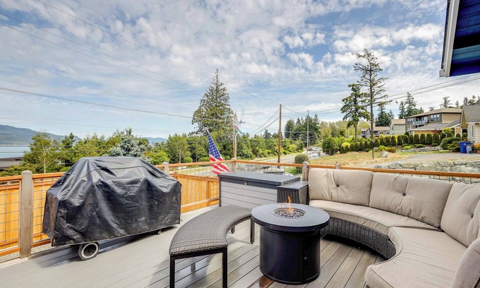 Anacortes Apartment | Pet-Friendly Anacortes Retreat with Hot Tub & Ocean Views