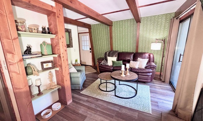 Banner Elk Condo | Pet-Friendly Condo in Banner Elk with Slope View & Deck