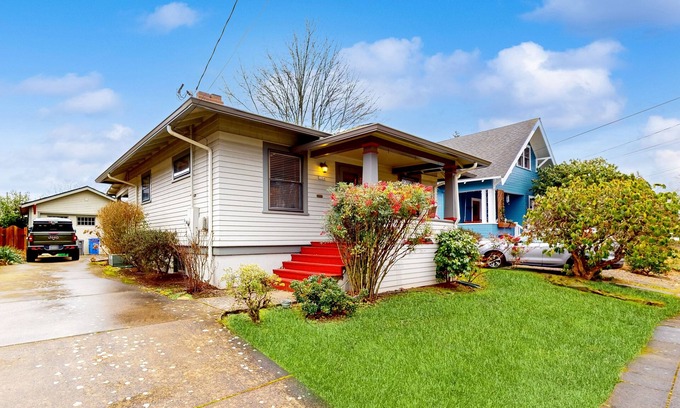Rose City Park House | Pet-Friendly Beaumont Craftsman with Porch & Yard