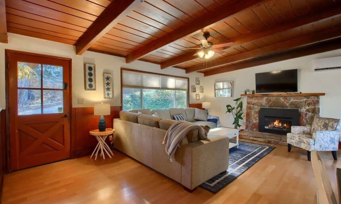 Oakhurst Cabin | Pet-Friendly Escape at Blue Door Yosemite & Bass Lake