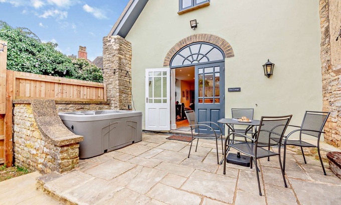 Chipping Norton Cottage | Inviting Dog-Friendly Cottage with Hot Tub at Vine Cottage