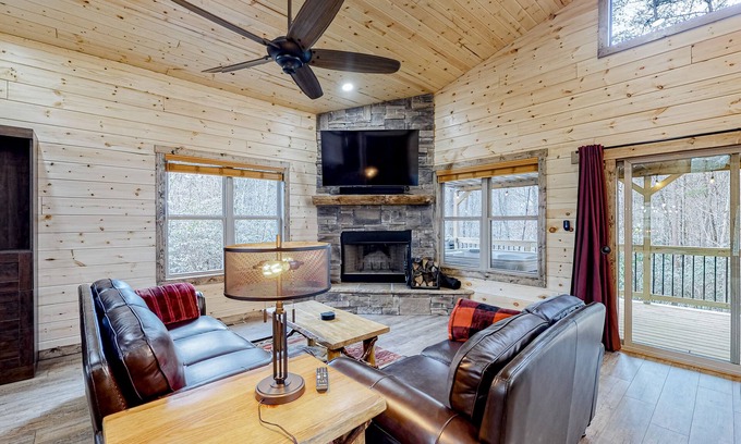 Sautee Nacoochee Cabin | Dog-Friendly Cabin with Private Hot Tub & Pool Table