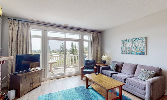 The Blue Mountains Condo | Pet-Friendly Condo with Balcony & Free WiFi - Rated 8.8