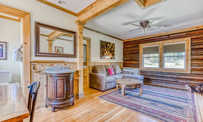 White Salmon Cabin | Dog-friendly cabin near White Salmon River with mtn views, WiFi, courtyard, AC