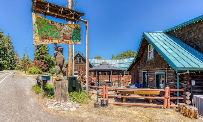 White Salmon Cabin | Pet-Friendly Cabins with Mountain Views and WiFi Access
