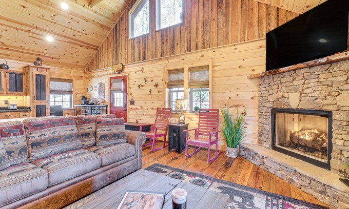 Murphy Cabin | Pet-Friendly Cabin with Hot Tub & Fire Pit - Rated 9.8/10