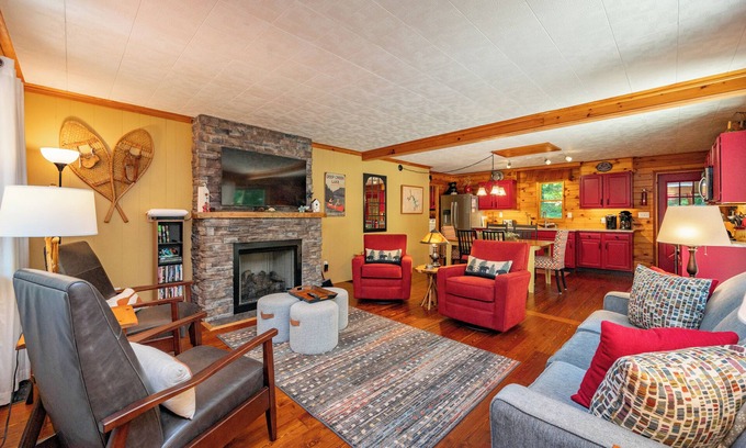McHenry House | Bear Tracks: Pet-Friendly Retreat with Hot Tub & Lake View