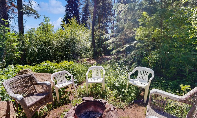 Cascade Cabin | Idyllic Dog-Friendly Cabin with Outdoor Space and Spa