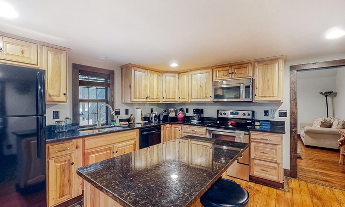 Rogers Cabin | Dog-Friendly Cabin with Pool & Partial AC Near Marina