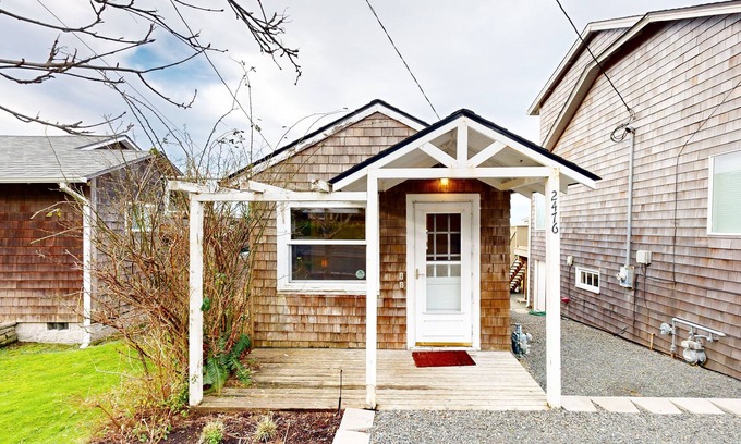Tolovana Park House | Pet-Friendly Cabin Steps from the Beach with Pool Access