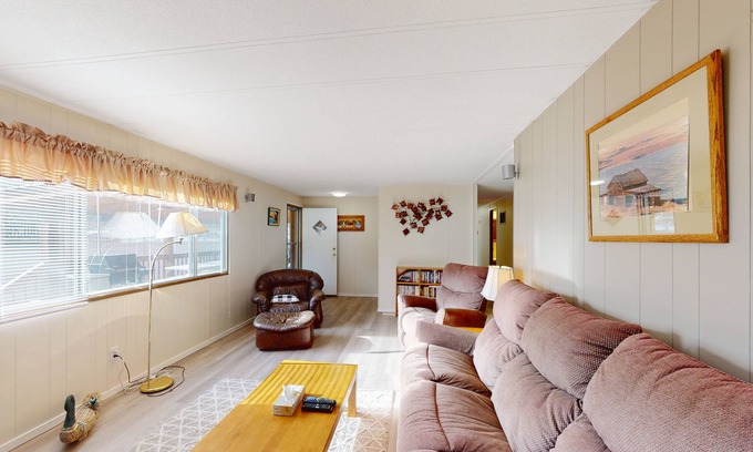Christina Lake House | Dog-Friendly Cottage with Kitchen & Firepit Near Beach