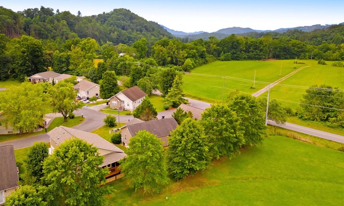 Gatlinburg - Pigeon Forge House | Pet-Friendly Smoky Mountain Cottage with Firepit & Grill