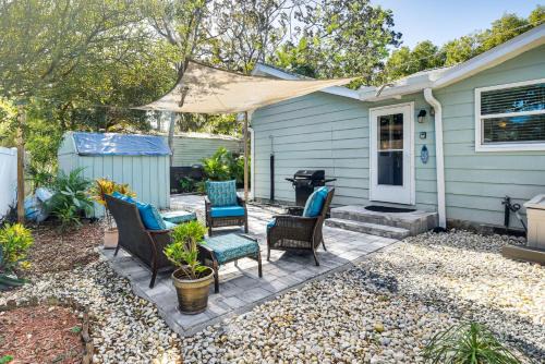 Walkers Holly Hill House | Pet-Friendly Daytona Beach Cottage with Inviting Patio