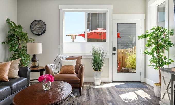 Carlton House | Delightful Wine Country Townhouse: Dog Friendly & Steps to Dining