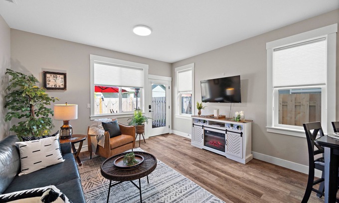 Carlton House | Pet-Friendly Wine Country Townhouse: Steps from Restaurants