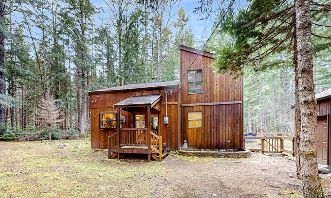 Enumclaw Cabin | Dog-friendly forest cabin with private hot tub, gorgeous deck & fireplace