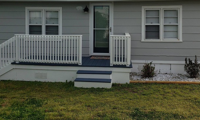 Kure Beach House | Renovated Kure Beach Cottage with Ocean View & Pool Access