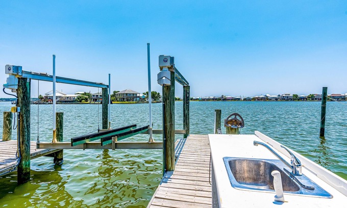 Royal Lagoons House | Pet-Friendly Ocean View Retreat with Free WiFi & Pool
