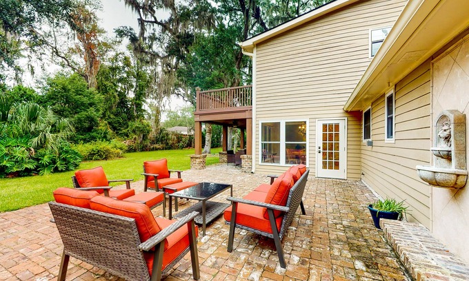 Saint Simons Island House | Pet-Friendly Retreat with AC & Backyard near the Beach