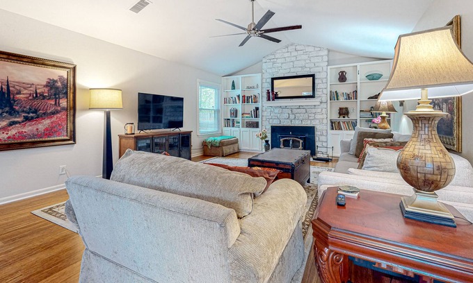 Manchaca House | Dog-friendly home in great neighborhood with patio, books, enclosed backyard