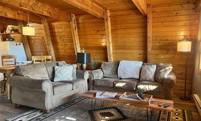 Island Park House | Pet-Friendly Retreat Steps from Yellowstone National Park