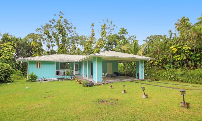 Kapoho House | Pet-Friendly Retreat by the Ocean with Free Wifi & Lanai