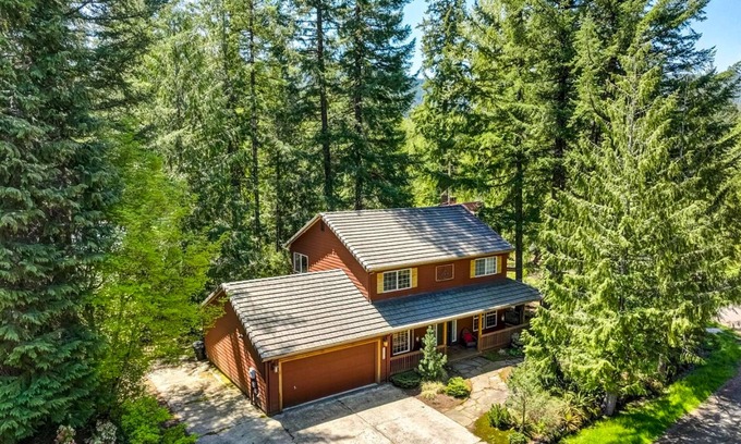 Mount Hood Village House | Pet-Friendly Retreat with Hot Tub and River Access