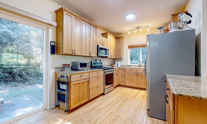 West Hills House | Pet-Friendly Retreat with Gym, Fireplace & Jetted Tub