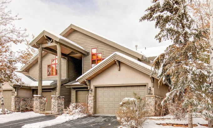 Park Meadows House | Dog-friendly home with private hot tub, fireplace, en suites & great location