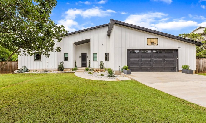 Hudson Bend House | Pet-Friendly Retreat with Pool, Spa & Modern Amenities