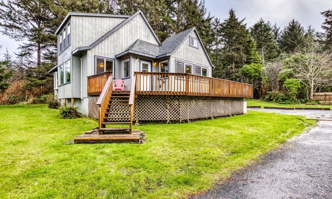 Coos Bay House | Pet-Friendly Retreat with Ocean Views & Cozy Fireplace