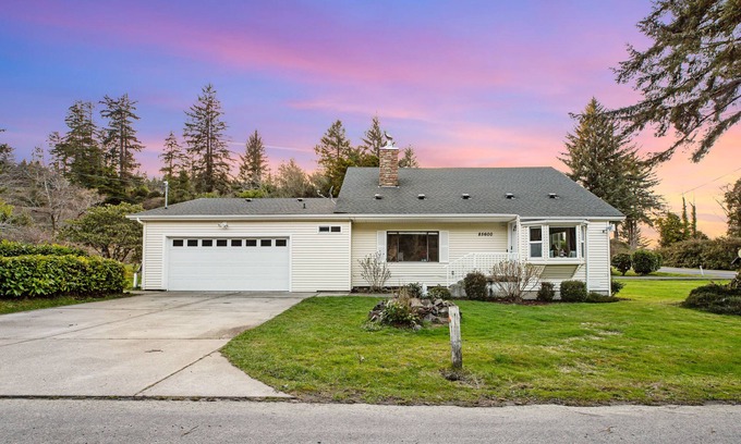 Florence House | Pet-Friendly Retreat with River Views, Fireplace & WiFi