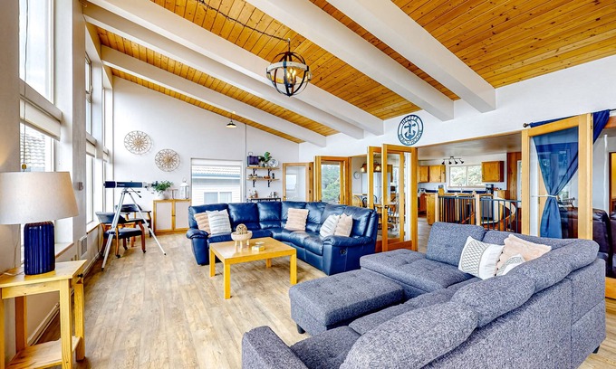 Florence House | Pet-Friendly Haven with Ocean Views - Steps to the Beach