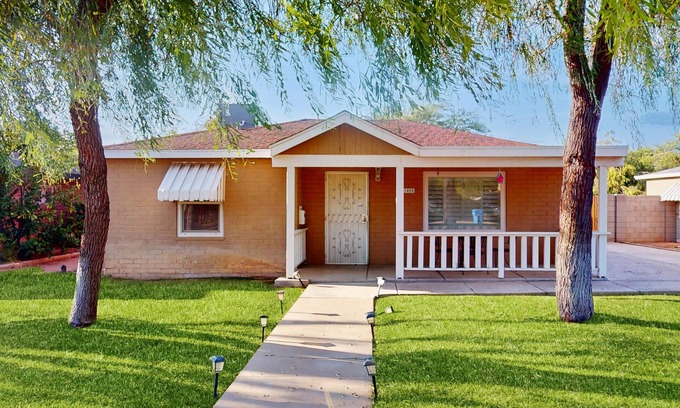Coronado House | Pet-Friendly Retreat with Enclosed Yard and Free WiFi