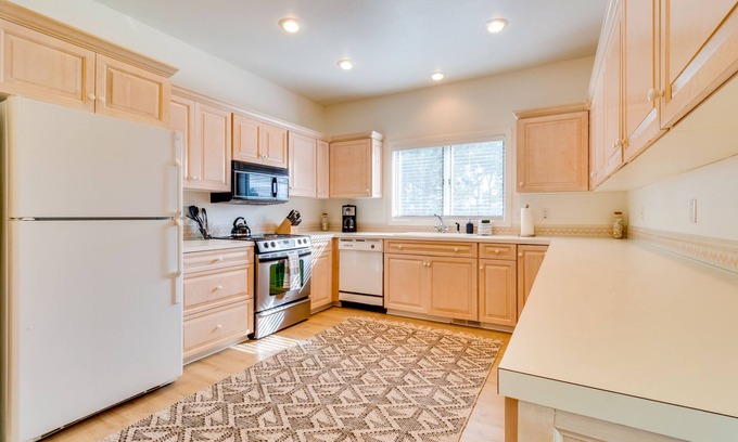Gearhart House | Pet-Friendly Beach House with Hot Tub & Ocean View