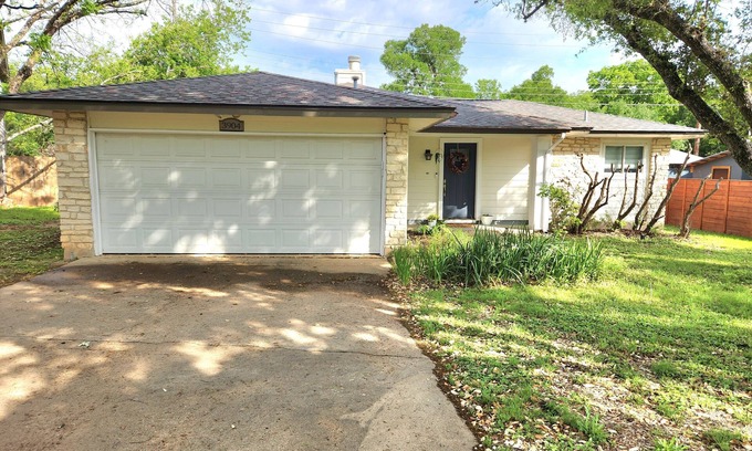 Austin House | Dog-Friendly Retreat in Vibrant South Austin