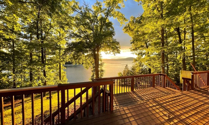 Jefferson City House | Pet-Friendly Lakefront Cabin with Breathtaking Sunset Views