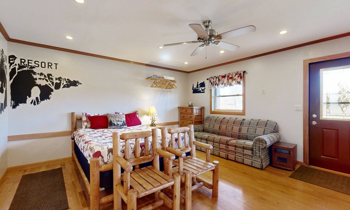 Murphysboro Cabin | Dog-Friendly Lakefront Cabins with Firepits & Porches