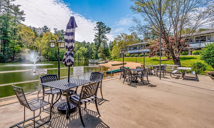Flat Rock Condo | Pet-Friendly Lakefront Condos with Pool & Canoes Await