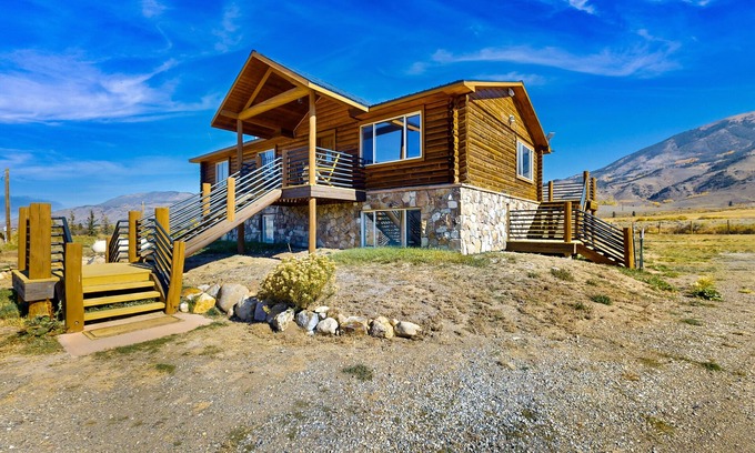 Silverthorne House | Inviting Dog-Friendly Log Home with Mountain Views & Deck