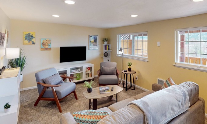 Friendly House | Pet-Friendly Duplex with Mountain Views and Streaming Access