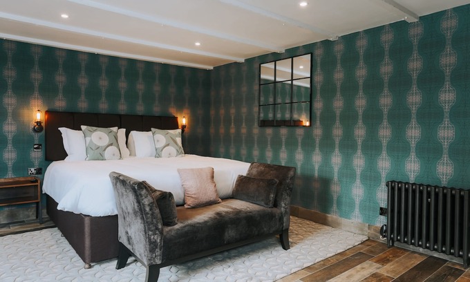 Newquay Apartment | Pet-Friendly Super-King Studio Suite with Full Kitchen
