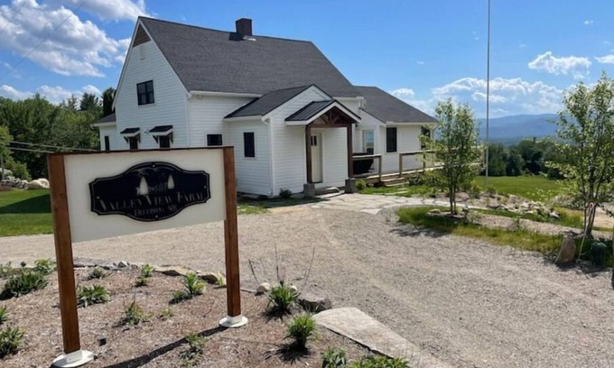 Freedom House | Pet-Friendly Modern Retreat with Breathtaking Views