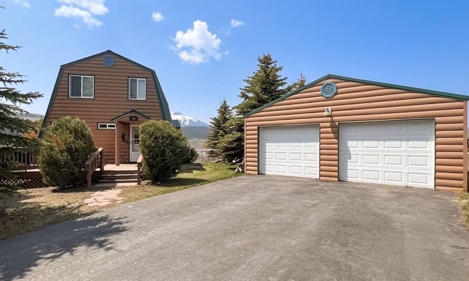 Island Park House | Mountain Lake Lodge: Your Ideal 3-Bed Retreat by the Water