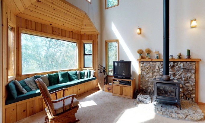 Arnold Cabin | Cozy Dog-Friendly Mountain Cabin Near Skiing & Spa