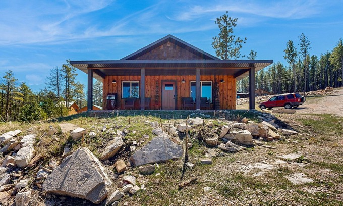Sturgis Cabin | Pet-Friendly Mountain View Cabin with Full Kitchen & BBQ