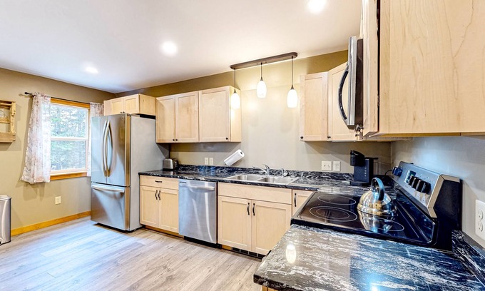Paris Apartment | Pet-Friendly Apartment Near Norway Lake & Sunday River