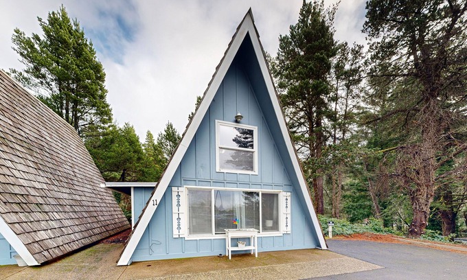Otter Rock Ski Chalet | Pet-Friendly Oceanfront Cottage with WiFi & Beach Access