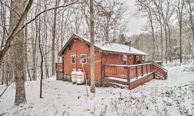 Hickory Hills House | Pet-Friendly Poconos Cabin with Hot Tub near Skiing